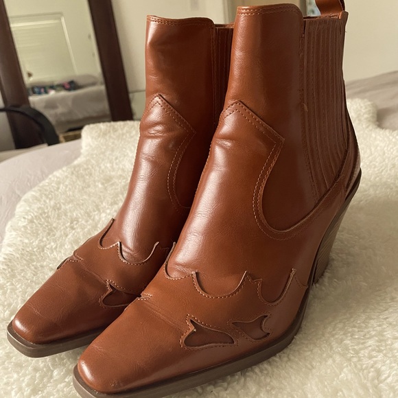Scoop NYC Shoes - Gorgeous saddle color western ankle bootie size 8
